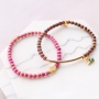Sieraden met trendkleuren en gouden details van nieuwe jade natuursteen kralen