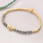 Sieraden met trendkleuren en gouden details van nieuwe jade natuursteen kralen