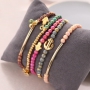 Sieraden met trendkleuren en gouden details van nieuwe jade natuursteen kralen
