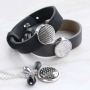 Bijzondere sieraden met basic cabochons en Cuoio armbanden