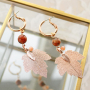 Zo maak je fantastische sieraden met bedels van echte bladeren