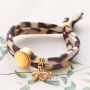 Een armbandje + haarelastiekje in &eacute;&eacute;n van stitched elastisch lint