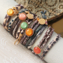 Een armbandje + haarelastiekje in &eacute;&eacute;n van stitched elastisch lint