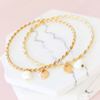 Maak minimalistische sieraden met trendy nieuwe initial bedels