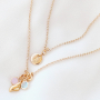 Maak minimalistische sieraden met trendy nieuwe initial bedels