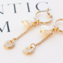 Maak minimalistische sieraden met trendy nieuwe initial bedels
