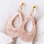 The bigger, the better: statement oorbellen van resin hangers!