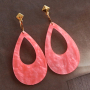 The bigger, the better: statement oorbellen van resin hangers!