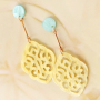 The bigger, the better: statement oorbellen van resin hangers!