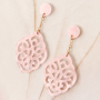The bigger, the better: statement oorbellen van resin hangers!