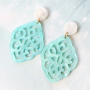 The bigger, the better: statement oorbellen van resin hangers!
