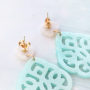 The bigger, the better: statement oorbellen van resin hangers!