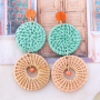 Met rotan hangers maak je deze oorbellen gemakkelijk zelf