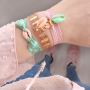 Deze armbandjes met elastisch lint maak je in minder dan twee minuten!