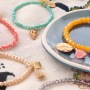 Snelle facetarmbandjes met bedeltjes en kwastjes