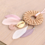 DIY sieraden voor het festival seizoen met veertjes en rotan hangers