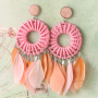 DIY sieraden voor het festival seizoen met veertjes en rotan hangers