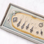 DQ metalen sieraden en sleutelhangers met een zacht kleurpallet