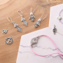 DQ metalen sieraden en sleutelhangers met een zacht kleurpallet