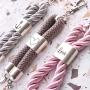 DQ metalen sieraden en sleutelhangers met een zacht kleurpallet