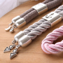 DQ metalen sieraden en sleutelhangers met een zacht kleurpallet