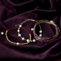 Met macram&eacute; draad, zoetwaterparels en DQ metaal maak je deze leuke armbandjes!