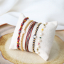 Met macram&eacute; draad, zoetwaterparels en DQ metaal maak je deze leuke armbandjes!