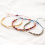 Met macram&eacute; draad, zoetwaterparels en DQ metaal maak je deze leuke armbandjes!