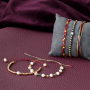 Met macram&eacute; draad, zoetwaterparels en DQ metaal maak je deze leuke armbandjes!