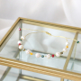 Met macram&eacute; draad, zoetwaterparels en DQ metaal maak je deze leuke armbandjes!