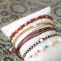 Met macram&eacute; draad, zoetwaterparels en DQ metaal maak je deze leuke armbandjes!