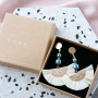Maak trendy sieraden met onze nieuwste matte glaskralen met holografische details