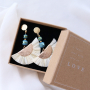 Maak trendy sieraden met onze nieuwste matte glaskralen met holografische details