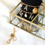 Trendy sieraden maak je met de metalen initial bedels met strass & sieradenkaartjes!