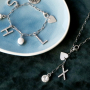 Trendy sieraden maak je met de metalen initial bedels met strass & sieradenkaartjes!