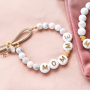 Ideetje: maak van de nieuwe letterkralen, moeder-dochter sieraden!