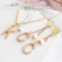 Trendy sieraden maak je met de metalen initial bedels met strass & sieradenkaartjes!