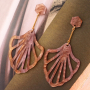 Hangers van resin zijn fantastisch om trendy oorbellen mee te maken. Je hebt niet veel materialen nodig voor een fantastisch effect! Neem snel een kijkje.