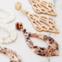 Hangers van resin zijn fantastisch om trendy oorbellen mee te maken. Je hebt niet veel materialen nodig voor een fantastisch effect! Neem snel een kijkje.