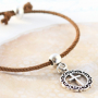 Armbanden maken met DQ trendy geweven koord doe je zo: