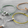 Armbanden maken met DQ trendy geweven koord doe je zo: