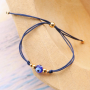 Zie hier hoe je met de evil eye kralen trendy armbandjes maakt: