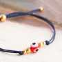 Zie hier hoe je met de evil eye kralen trendy armbandjes maakt: