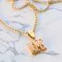 Subtiel & stijlvol, zo gebruik je de DQ metalen collectie in je sieraden:
