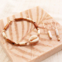 Deze sieraden kun je maken met de tube schelp kralen: 