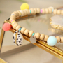 Deze kleurrijke items kun je maken met Kauri schelp kralen en pompom bedels: