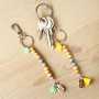 Deze kleurrijke items kun je maken met Kauri schelp kralen en pompom bedels: