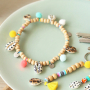 Deze kleurrijke items kun je maken met Kauri schelp kralen en pompom bedels: