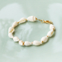 Laat je inspireren en maak zomerse items met macram&eacute; draad, zoetwaterparels en schelpkralen: 