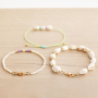 Laat je inspireren en maak zomerse items met macram&eacute; draad, zoetwaterparels en schelpkralen: 
